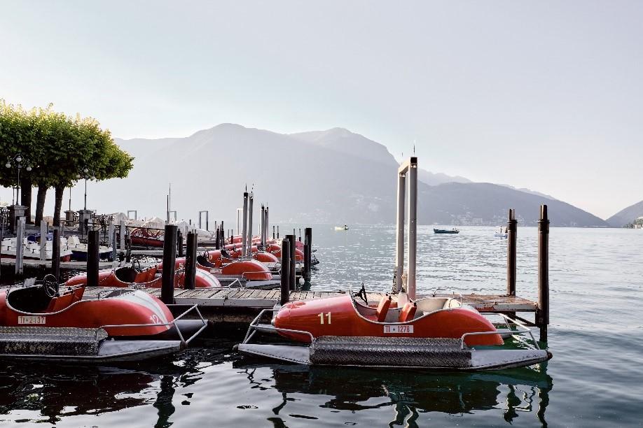 Het meer met rode waterfietsen er in uit wat te doen in Lugano.