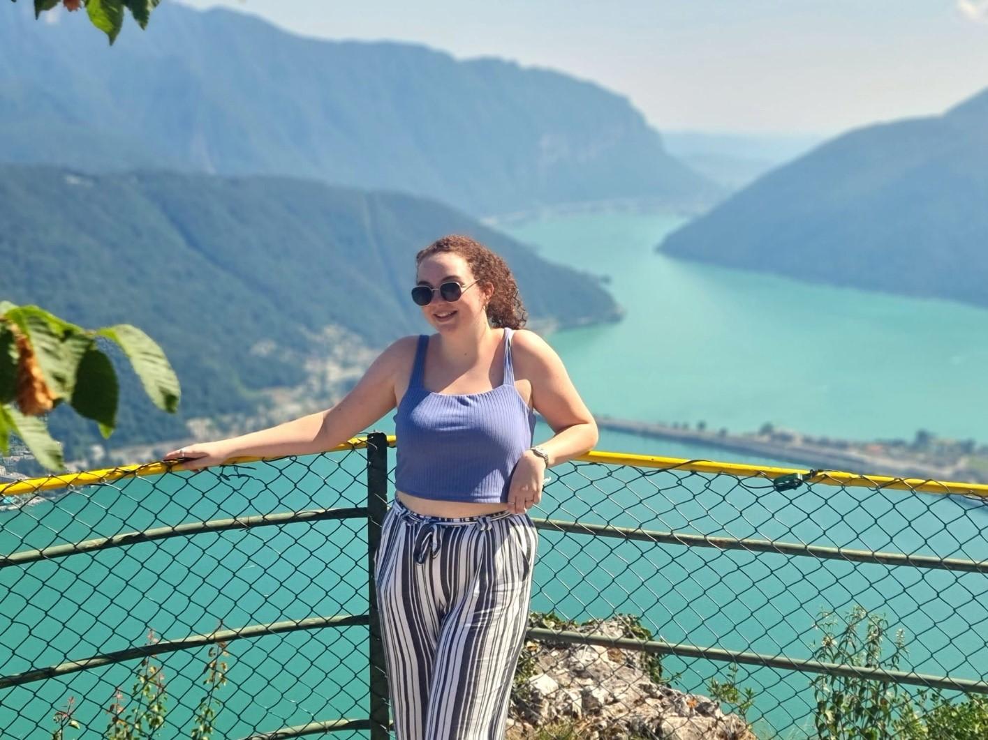 Meisje op een berg met het meer van Lugano op de achtergrond uit wat te doen in Lugano.