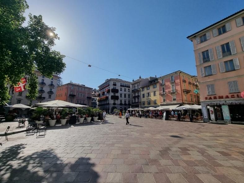 Plein met restaurants en winkels uit wat te doen in Lugano.