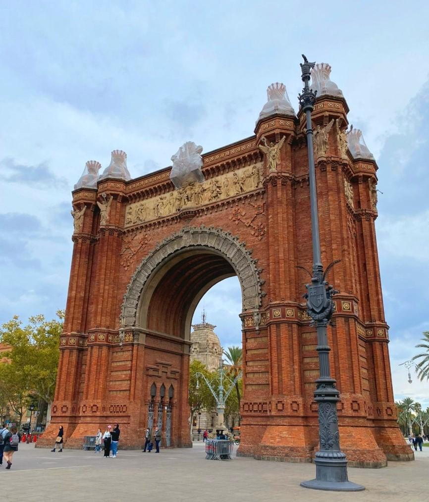 Grote poort met rode bakstenen in Barcelona uit wat te doen in Barcelona.