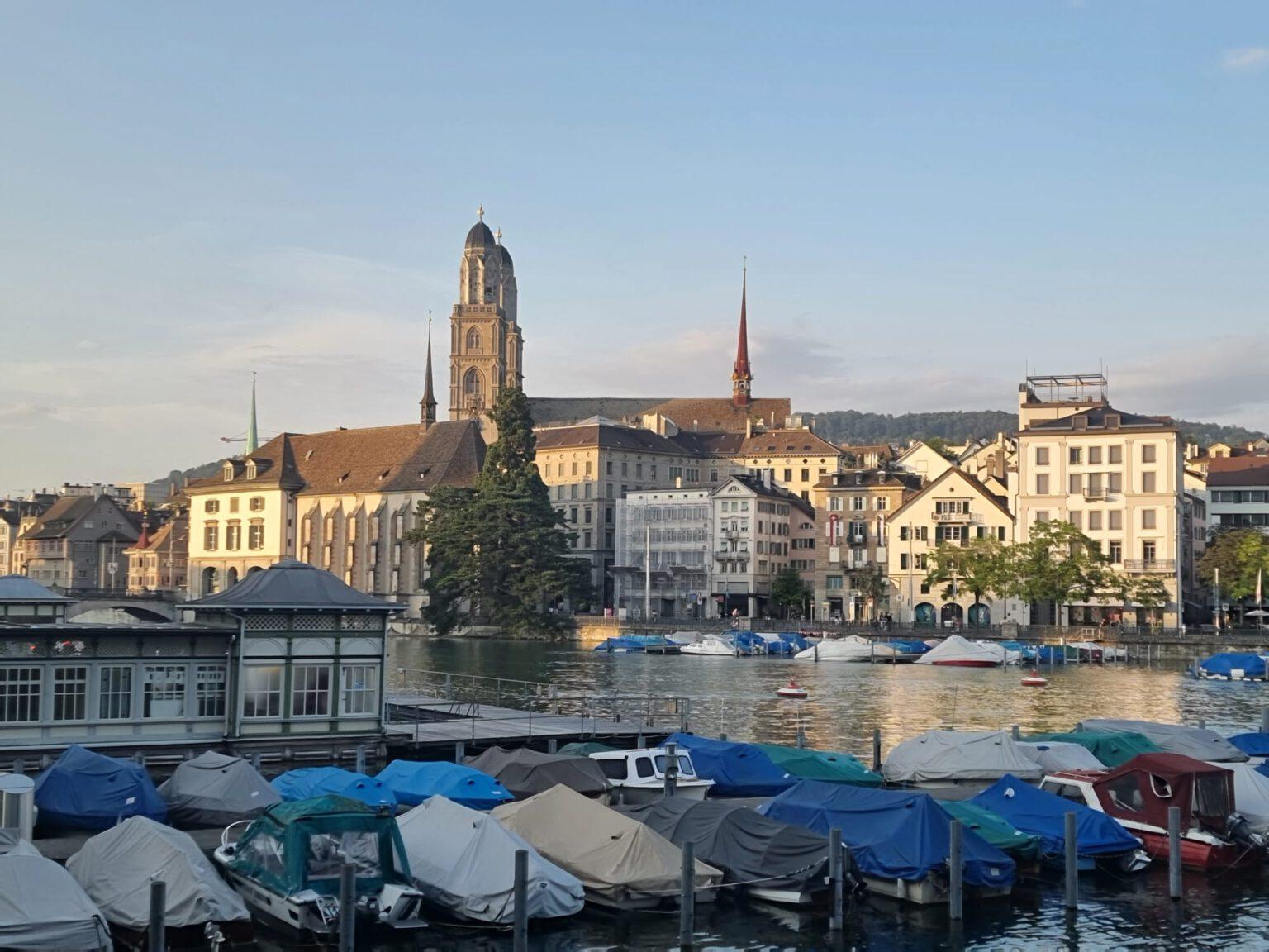 Boten op het meer van Zürich met op de achtergrond het centrum.