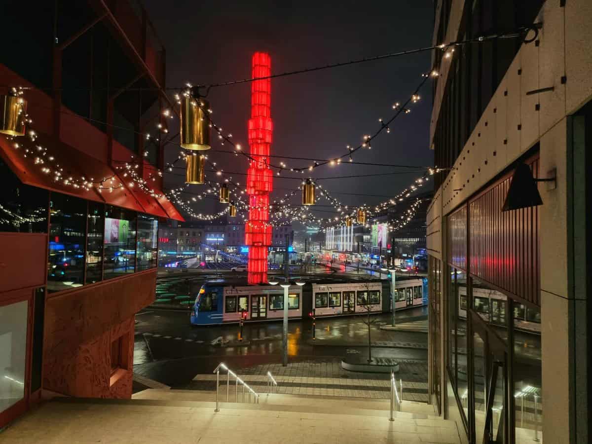 Een tram die in de avond door het centrum rijdt uit post wat te doen in Stockholm..