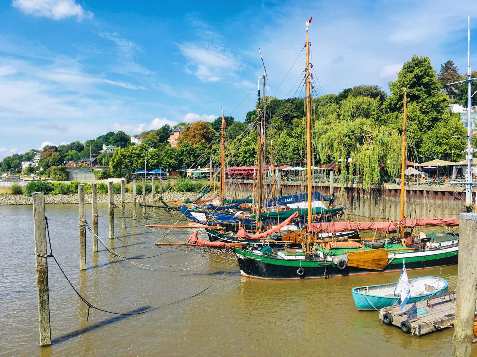 Het strand met boten in Hamburg.