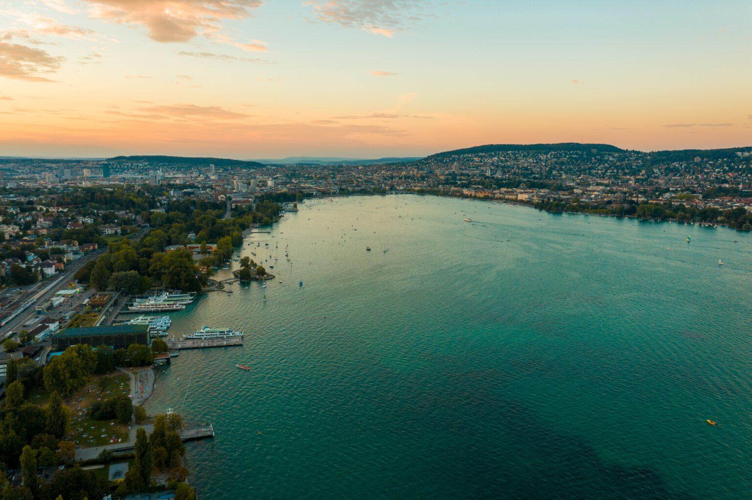 Uitzicht van boven op het meer van Zürich.