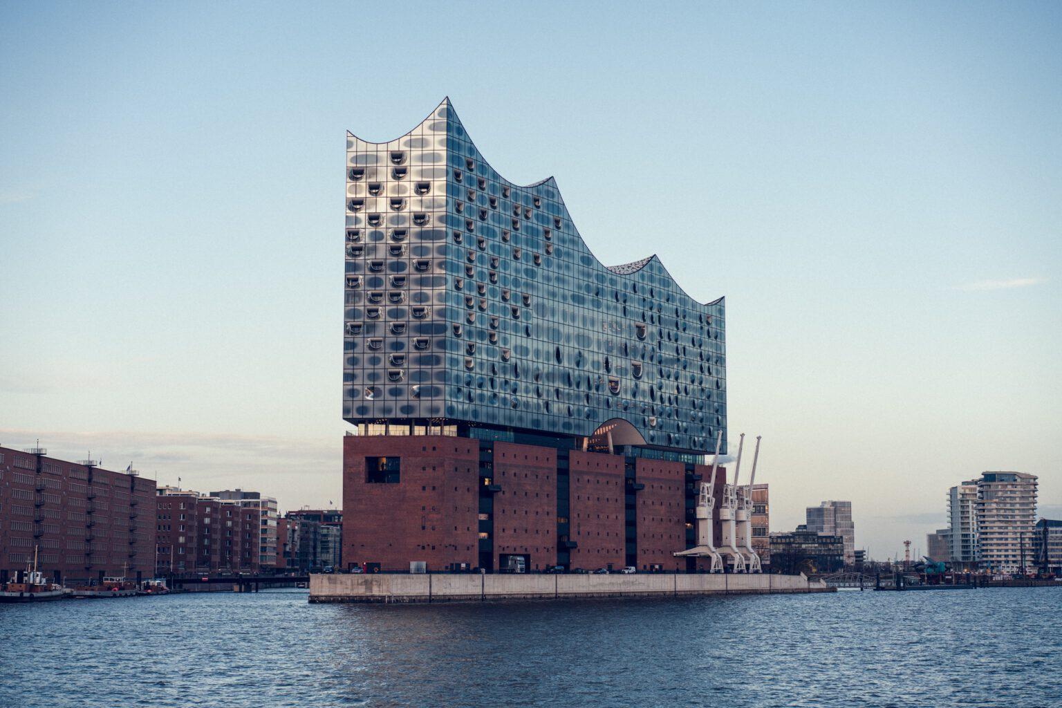 De Elbphilharmonie in Hamburg een groot glazen gebouw uit wat te doen in Hamburg.