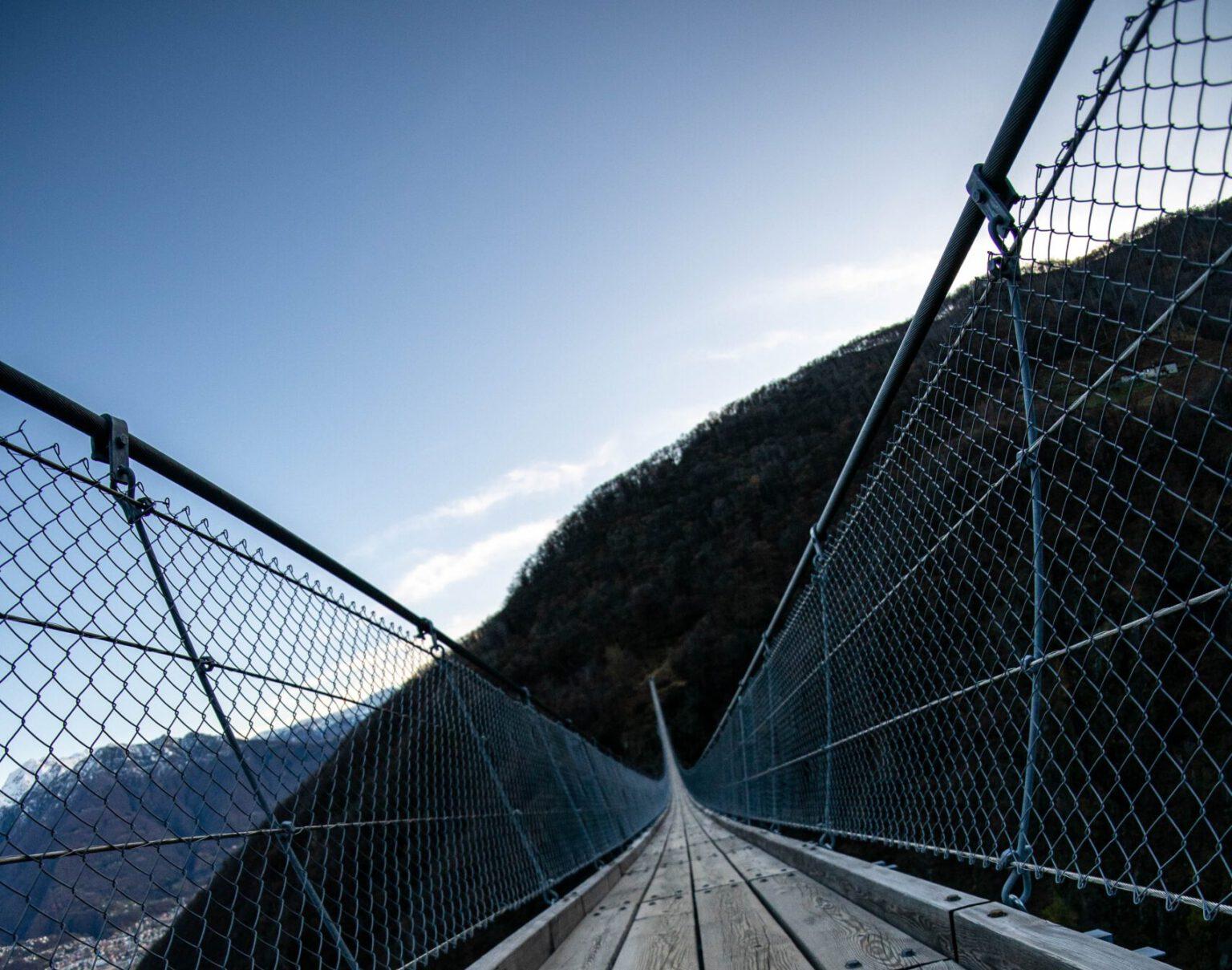 Hoge brug in Ticino.