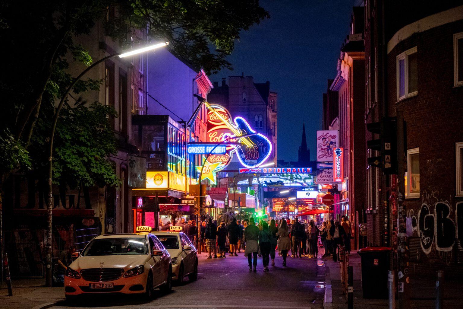 De Reeperbahn straat met grote neonborden uit wat te doen in Hamburg.