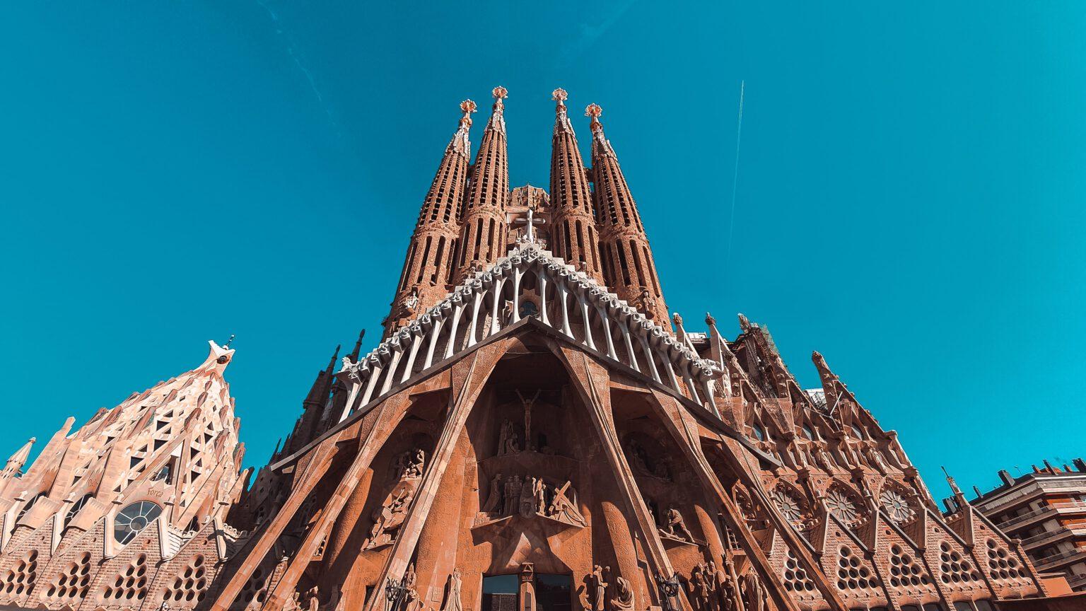 De Sagrada Familia van onder gezien uit post wat te doen in Barcelona..