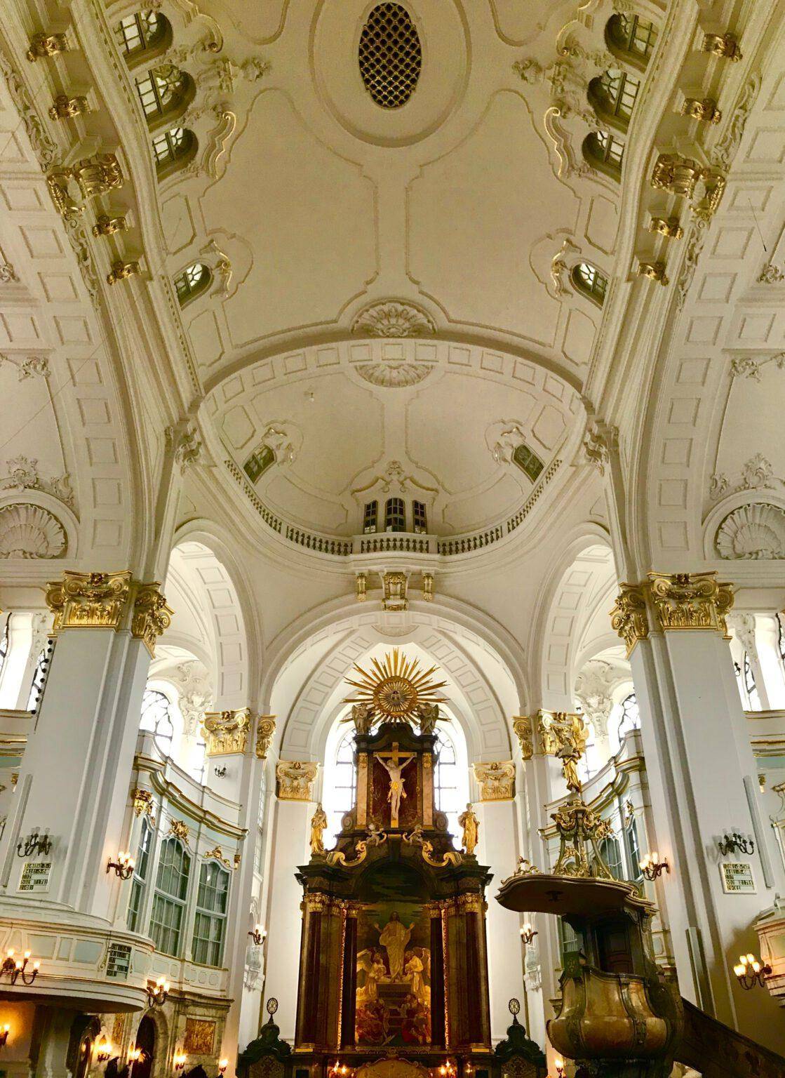 De binnenkant van de St. Michael’s kerk een wit plafond met goude elementen uit post wat te doen in Hamburg.