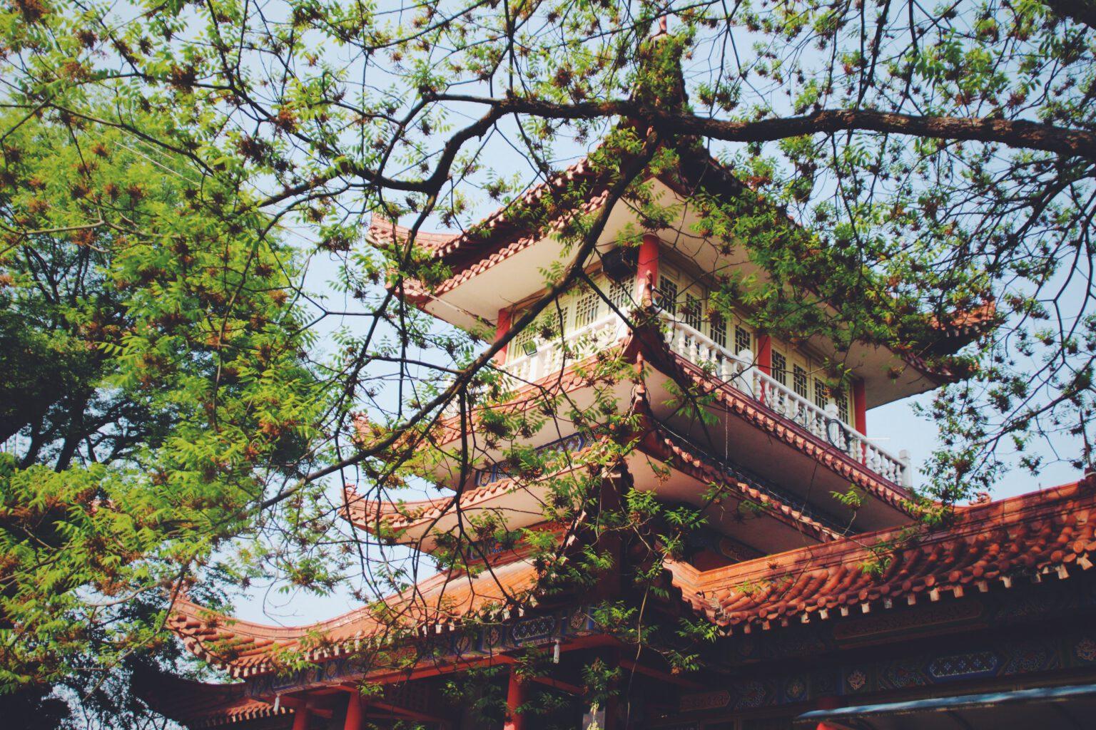 Een gebouw in de Chinese tuin van Zürich.