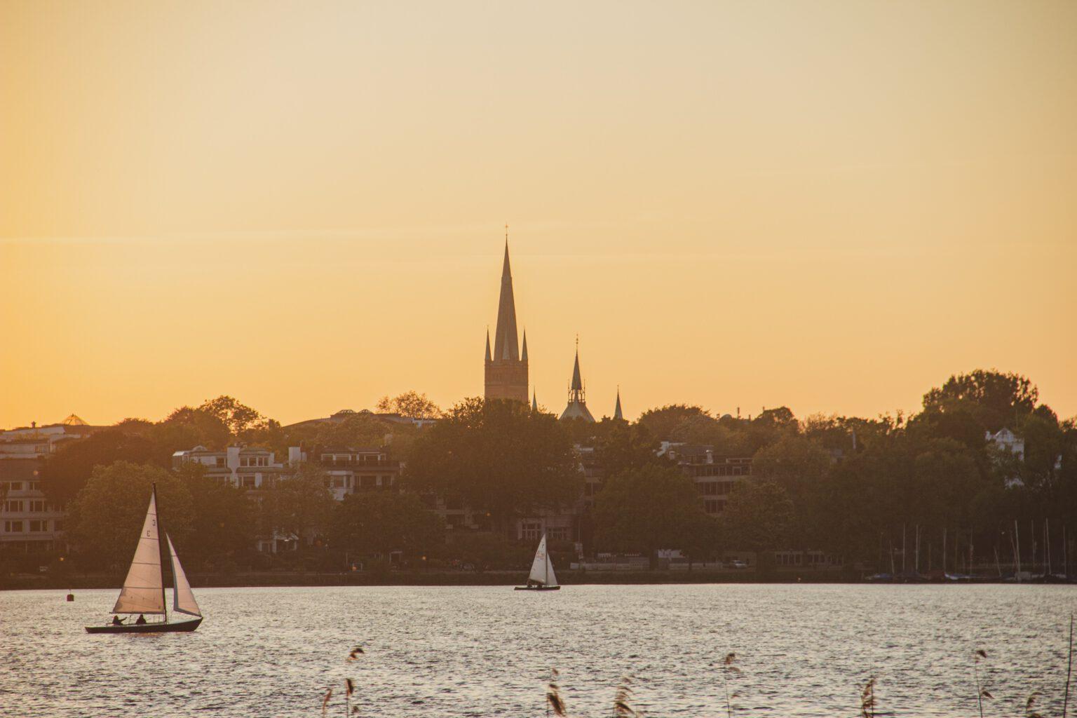 Het meer van Hamburg met zeilboten.