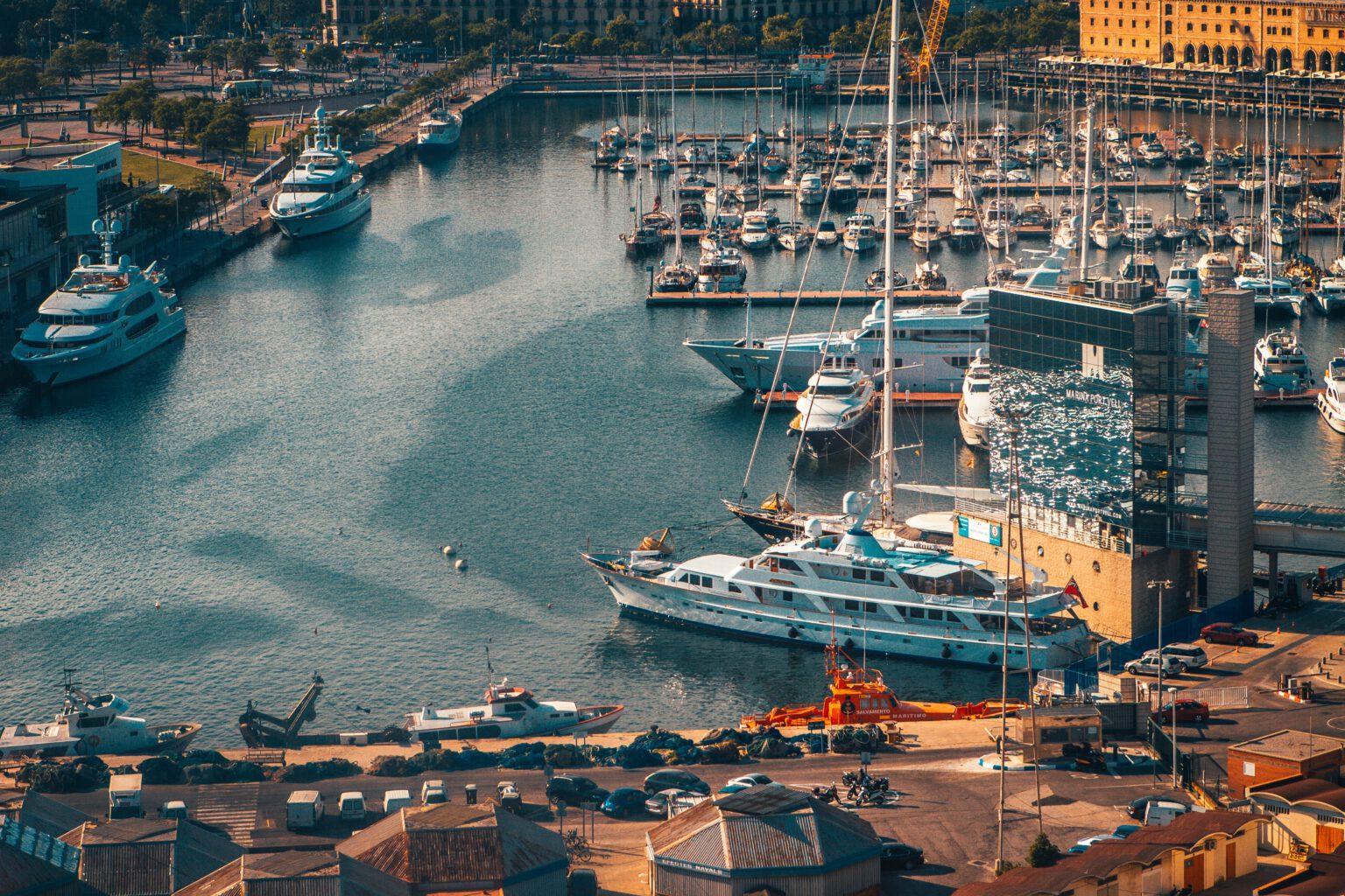 De haven van Barcelona, boten liggen in het water.