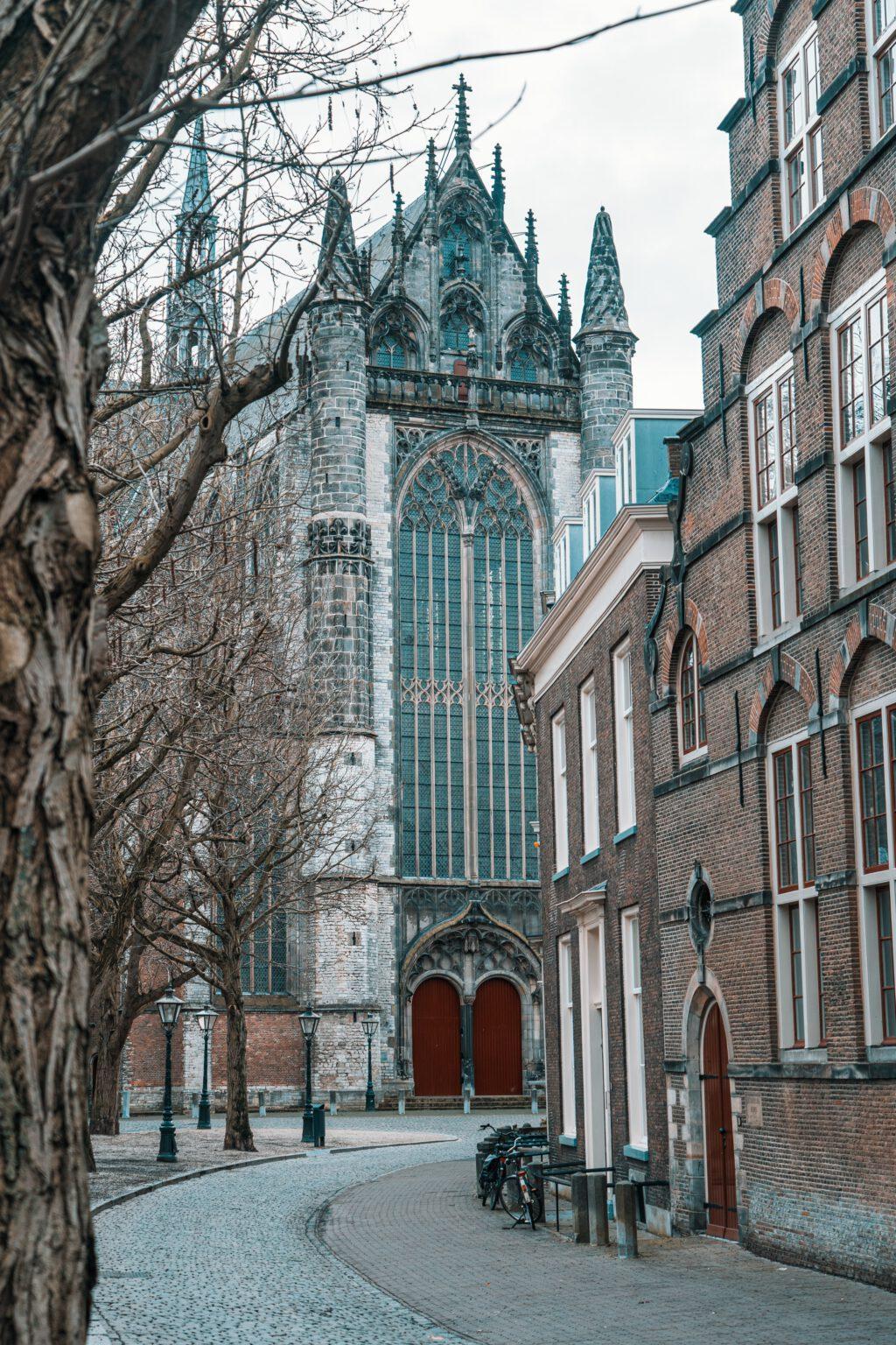 Kerk in Leiden rode kerkdeuren.