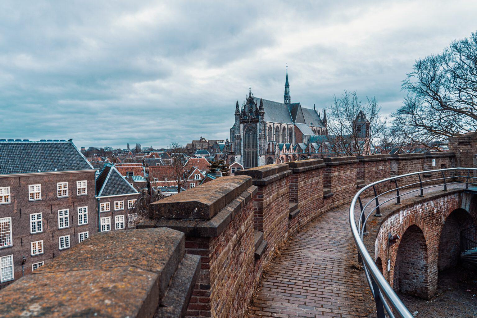 Uitzicht vanaf de Burcht in Leiden op de Hooglandse kerk uit post Wat te doen in Leiden.