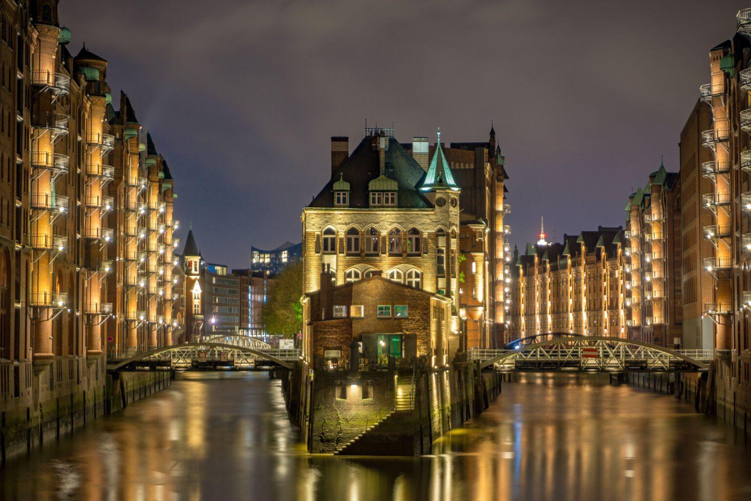 De wijk Speicherstad in Hamburg pakhuizen met grachten er tussen.