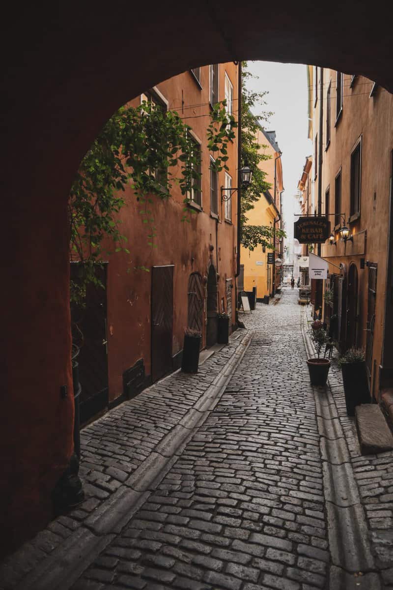 De Gamla Stan van onder een brug gezien uit post wat te doen in Stockholm..