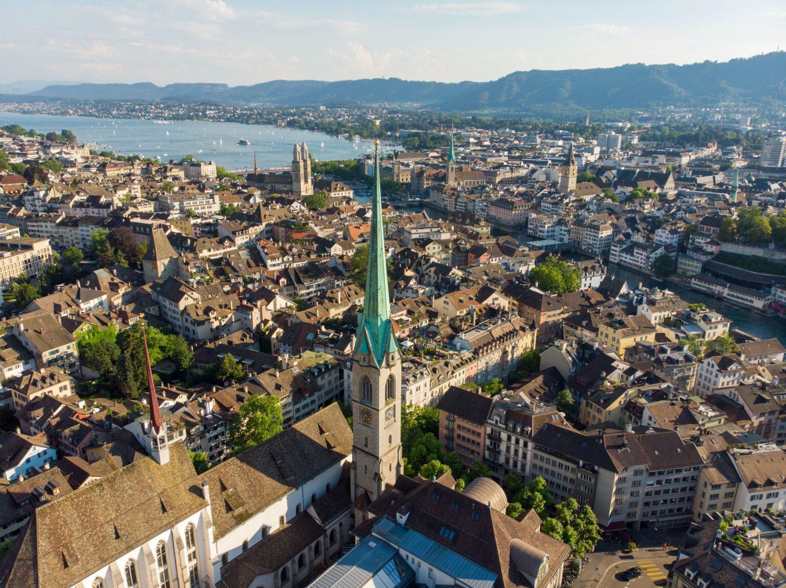 Boven aanzicht van de oude binnenstad van Zürich.