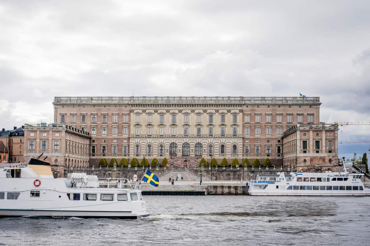 Het Koninklijke Paleis gezien vanaf het water.