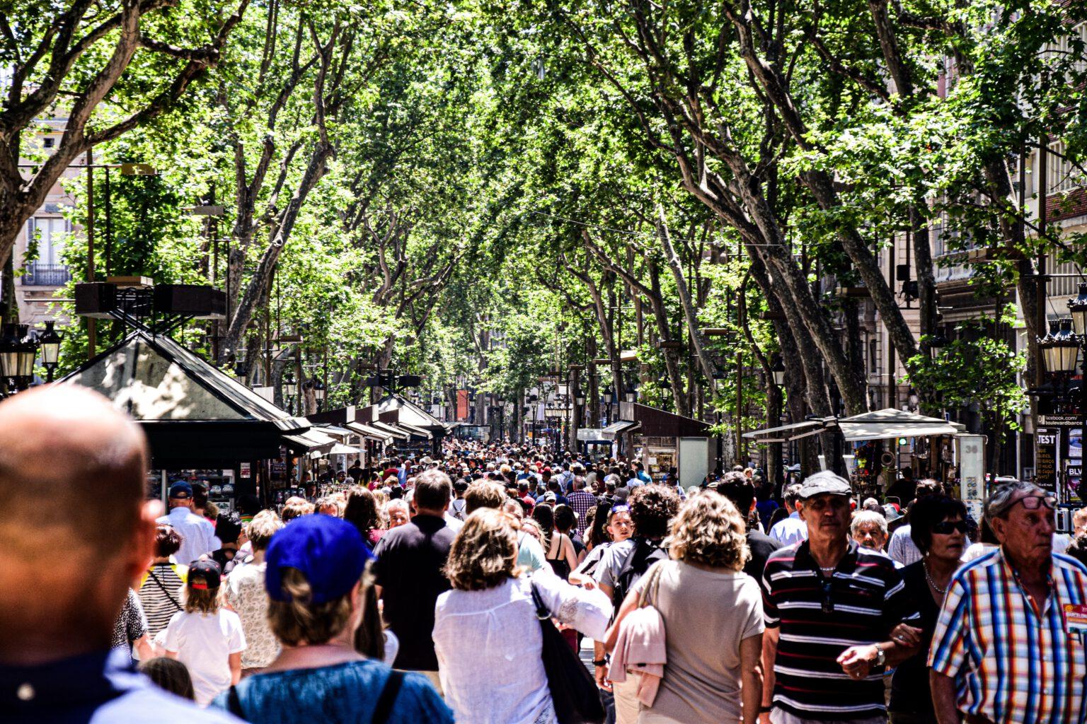 Drukke straat met een markt in Barcelona.